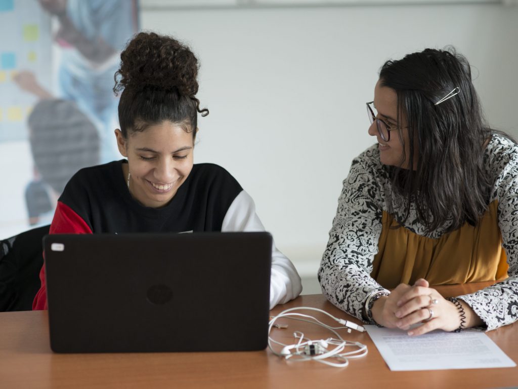 Projet "Sésame pour l'emploi" de l'association Drop De Béton. Utilisation des ordinateurs financés par la Fondation Transdev, pour la recherche d'emploi (CV, lettre de motivation, recherche en ligne...), et pour l'entrainement aux épreuves du code de la route.